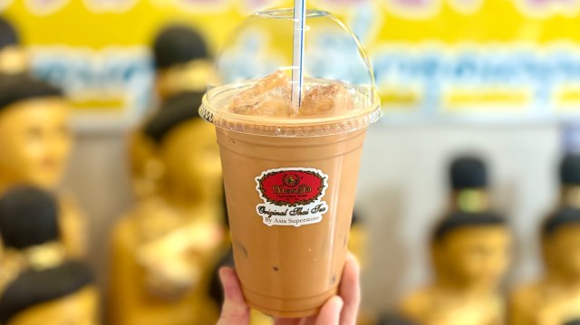 新大久保は韓国だけじゃない！ディープなスーパーで味わうタイ老舗ブランドの茶葉を使った「タイミルクアイスティー」絶品♡