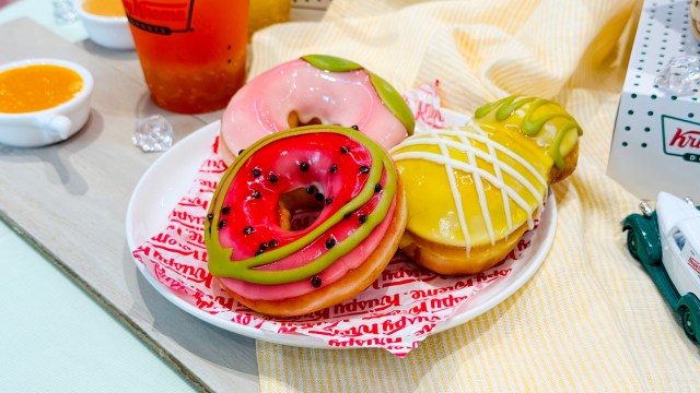 クリスピー・クリーム・ドーナツの新作は果実感たっぷり♡スイカや桃を表現した夏ドーナツは冷やして食べてもおいしいよ🍉🍍🍑