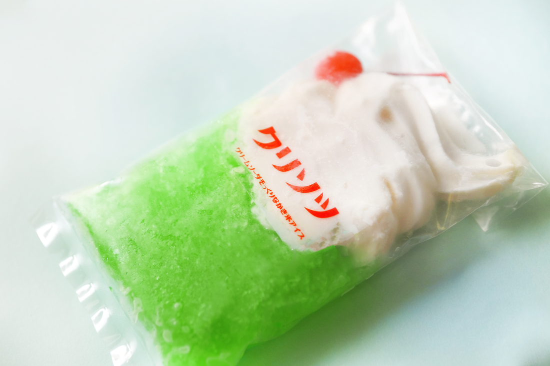 トッピングのさくらんぼまで再現🍒レトロ喫茶で定番のクリームソーダと