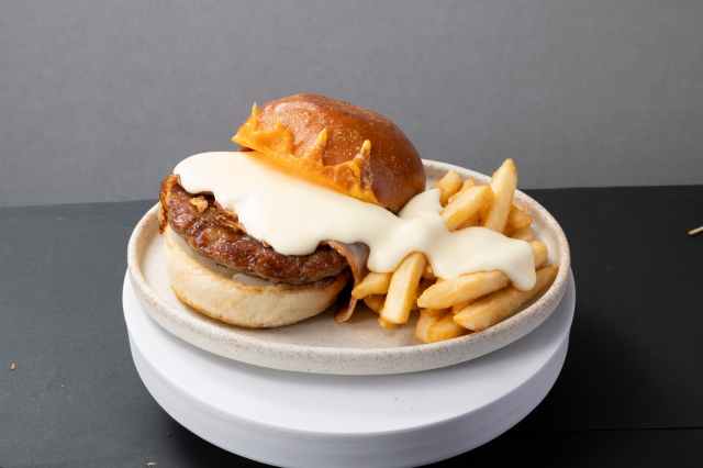 昼は本格バーガーで夜はバルになる!? 銀座にオープンしたモスバーガーの都市型新業態「MOSH Burger&Bar」に注目です! 昼は本格バーガーで夜はバルになる!? 銀座にオープンしたモスバーガーの都市型新業態「MOSH Burger&Bar」に注目です!